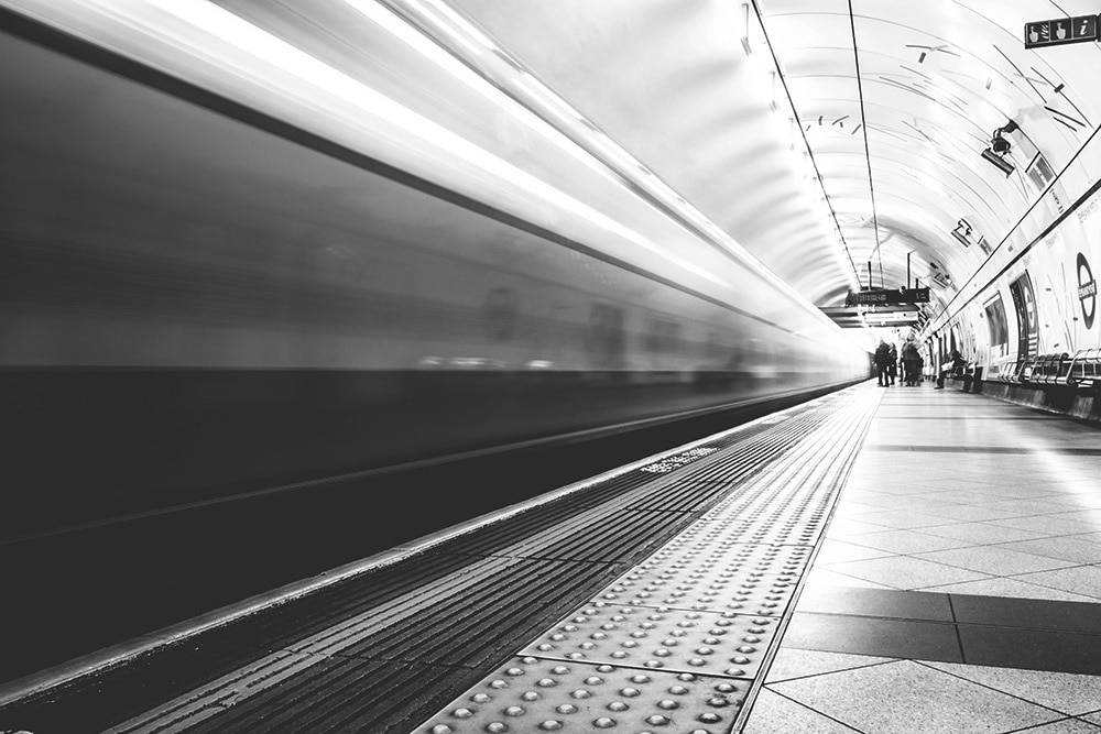 Symbol strategicznego wsparcia i szybkiego tempa zmian; Ania Schmidt jako Sparring Partner towarzyszy liderom w podejmowaniu kluczowych decyzji zawodowych, rozwijaniu kariery i świadomym nawigowaniu przez dynamiczne wyzwania